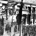 Opening Day of the First Peace Loan at the ‘Temple of Peace’ in front of the Commonwealth Bank of Australia, Martin Place, Sydney, 26 August 1919.  Designed by John and Herwald Kirkpatrick, the same architect and consultant engineering firm that worked on the Commonwealth Bank head office, the temple was used as a speaking platform to promote the Peace Loan Bonds. PN-001792