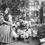 Workshop in artificial flower making. The vocational training scheme run by the Repatriation Department was also available to war widows and nurses, who were able to train in occupations like nursing, dressmaking and millinery. PN-001814  