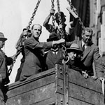 Messrs JP Gibson, J Jeffrey, engineer HG Kirkpatrick and building contractor H Phippard ascending in a wooden bucket to view the construction of the Commonwealth Bank of Australia’s head office, Sydney, 11 March 1915. PN-000651