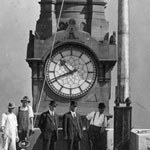 Erection of the flagpole on the roof of the Commonwealth Bank of Australia’s head office, 12 April 1916, looking across to the clock tower of the General Post Office, Sydney. PN-000798