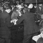 Interior of the Melbourne War Loan Department on Collins Street, Melbourne, as crowds of civilians and soldiers queue to apply for the Third War Loan, 1 August 1916. PN-001722