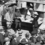 A Commonwealth Bank officer accepts a subscription for the Sixth War Loan in Moore Street (now Martin Place), Sydney during Tank Week, 3–10 April 1918. PN-001744