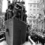 The launching of the Seventh War Loan from the model destroyer, HMAS Australia, outside the Commonwealth Bank of Australia’s head office in Moore Street (now Martin Place), Sydney 16 September 1918. This campaign became the most successful of all the loans. PN-001774