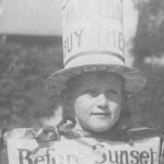 Lindsay Goulding, dressed as a war bond with the slogan ‘Before Sunset Buy a War Loan Bond’. He won first prize for the most original costume at a Red Cross fete in Northwood, Sydney, in March 1918. PN-001670