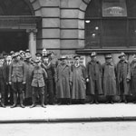Senior Bank officers and Australian soldiers in front of the new Commonwealth Bank of Australia premises at Friars House, New Broad Street, London, 1916. PN-000293