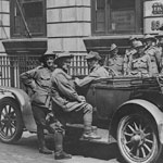 Australian soldiers on the entrance steps to the Commonwealth Bank of Australia at Egypt House, New Broad Street, London, circa 1916. PN-000290